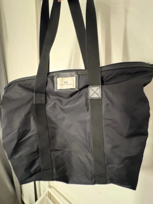 DAY väska - Det är den stora modellen av day väskorna. Det är bra skick. inte trasig på något sätt. pris går att diskutera vid snabb affär.