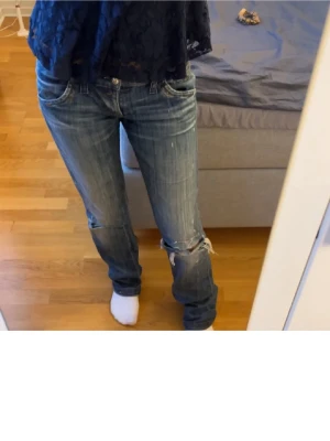 Low waist bootcut jeans - Säljer dessa as snygga lågamidjade jeansen med hål från miss sixty, dom är bootcut-straight, de har defekter som syns på bilderna, alla ”skade hål” är igenlappade 
