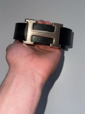 Svart skärp med guld H-spänne - Helt nytt bälte som inte kommer till användning!