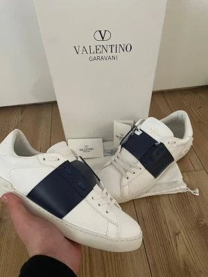 Valentino Garavani vita sneakers - Snygga vita sneakers från Valentino Garavani. Använda 2 ggr. Hör av dig vid frågor