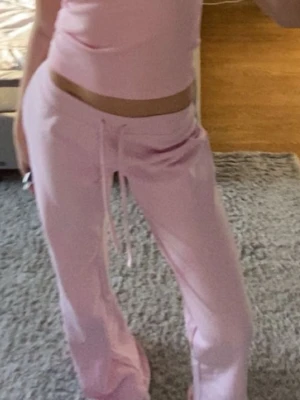 Mjukis Zara - Ljusrosa flare mjukisbyxor från Zara, bra i längden på mig som är 174 med innebenslängd på ca 85cm 💗