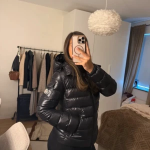 Moncler Bady jacka - Säljer en svart  Moncler jacka i storlek 2. Motsvarande till M. Tycker dock den är mer en S/M (se första bild hur den sitter på). Bra jacka till vår/höst väder. Skickas med Moncler dust bag. 