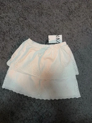 Minikjol - Söt minkjol från zara. Kjolen är egentligen i storlek 164cm men passar som xs/s och är oanvänd