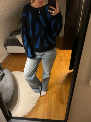 Svart-blå stickad tröja - Säljer denna snygga tröja då den tyvärr inte kommer till användning. Mycket bra skick och har inga defekter😊