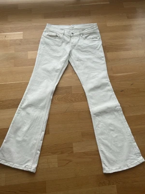 Vita lågmidjade jeans - Vita lågmidjade jeans från Gina i storlek 44. Använda en gång så är som ny skick. Säljer för dom är förstora då jag brukar ha 40-42
