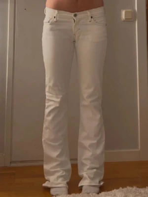 Vita jeans - Vita boot cut jeans, de är köpta här på Plick för ca 500kr kommer inte ihåg de exakta priset, jeansen har inget slitage eller hål. Mått finns på bilderna 😊. Skriv över funderingar. 