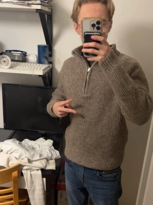 Beige stickad halvzip tröja från Sandö ny skick snabb affär såklart 250 kr  - En beige stickad tröja med halvzip och hög krage. Tröjan har grovstickad struktur och långa ärmar, perfekt för att hålla värmen. Passar till jeans och har en avslappnad stil.