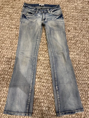Ljusblå bootcut jeans från Blind Date - Snygga ljusblå bootcut jeans från Blind Date med snygga detaljer och låg midja. Super fint skick! Skriv vid frågor eller mått💕