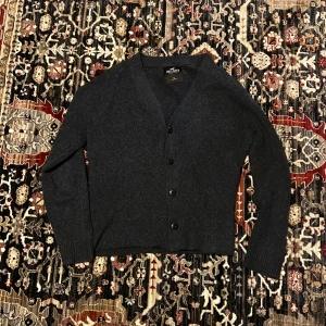 Mörkblå kofta från Holister - Mörkblå kofta från Holister, storlek S. Sänker gärna pris vid snabb affär