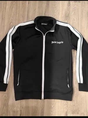Palm angels svart zip - Palm angels svart zip knappt använd och i bra kvalité. Den är i storlek L men passar M, perfekt för vintern och våren. 