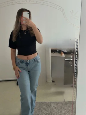 Ljusblå raka jeans - Säljer ett par ljusblå jeans med rak passform och klassisk fyrficksdesign. Jeansen har normal låg midja och är tillverkade i denim. Perfekta för en avslappnad och trendig look. Använd 2 gånger och ser ut som nya par jeans. Ordniarie pris är 700kr från carlings butik. 