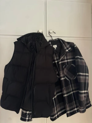 Overshirt + väst med luva - Overshirt från H&M och en relativt tjock väst med luva. Båda i ett oanvänt skick. Overshirten står som storlek ”S” men sitter som en stor M enligt mig. 