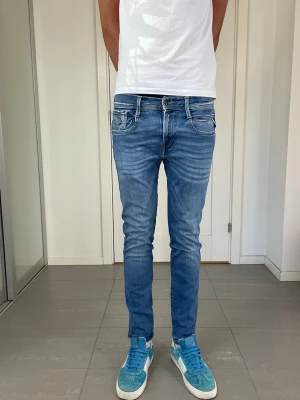 Replay Anbass Hyperflex Jeans - Säljer nu dessa Replay Anbass Hyperflex Jeans, W29 o L32 (sitter som L30) med mått ca 36,5 o 98 cm. skriv för fler bilder/frågor🙌🏼