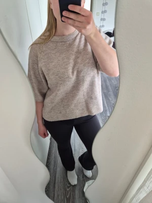 Beige stickad t-shirt  - Jätteskön stickad t-shirt❣️ Storlek XS, lite stor i storlek.