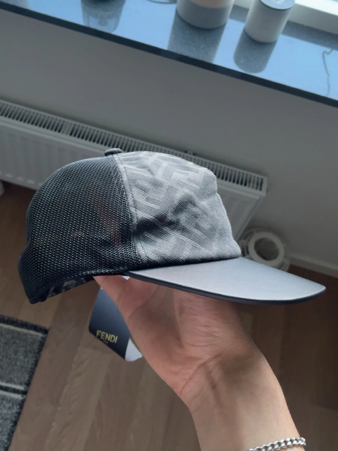 Svart och grå keps från Fendi