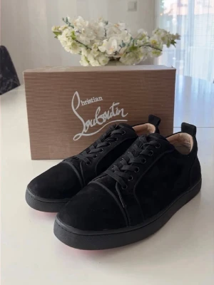 Svarta Louboutin  - Ett par riktigt feta svarta Loubs i storlek 43🤩Använd endast ett fåtal gånger så i dunder skick🔥Allt på bilderna medföljer🙌Pris kan diskuteras💸Bara höra av sig vid funderingar och frågor‼️KOLLA GÄRNA IN MIN PROFIL😊