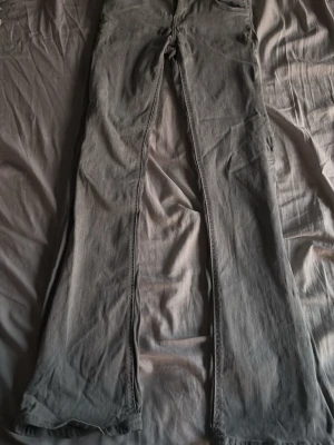 Gråa jeans från Gina Tricot - Gråa jeans från Gina tricot
