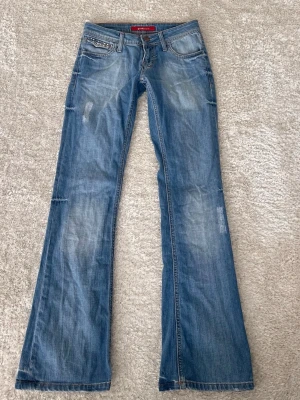 Blå Lowwaist bootcut jeans  - Midjemått: 74 Innerbenslängd: 81 Grenhöjd: 18 ❣️