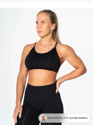 Prime Seamless Top relode - Enkel och stilren svart sport-bh med smala axelband och rundad halsringning. Tillverkad i stretchigt material som ger bra stöd och komfort vid träning. Perfekt för dig som vill ha en bekväm och funktionell sport-bh.