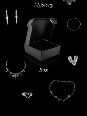 Mystery box med silversmycken - 1 smycke pär box! Mystery box fylld med olika silverfärgade smycken som halsband, örhängen, ringar och armband. Innehållet har motiv som läppar, blommor, trollslända och vingar. Perfekt för dig som gillar överraskningar och unika accessoarer.