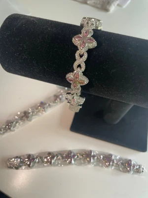 Fyrklöver Diamantarmband - Fyrklöver diamantarmband i en elegant rosa nyans med vackert gnistrande stenar. En tidlös och exklusiv design som passar både till vardag och fest.  Finns i 18 cm och 20 cm. Pris: 599 kr.  Skickas samma dag, fint paketerat. Endast ett fåtal armband kvar i lager. Skriv storlek privat (: