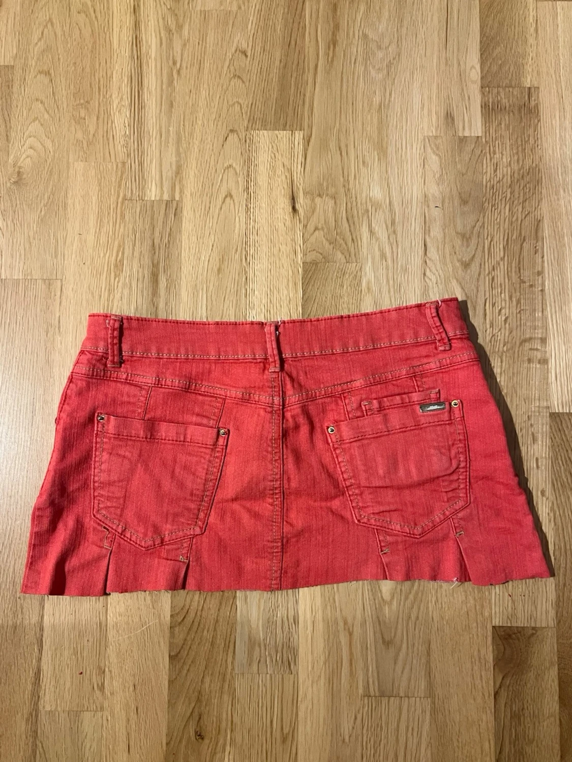 Coral färgad kort jeanskjol  - 1