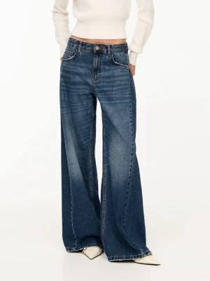 Slutsålda Wide Leg Pull&Bear Flared Jeans - Helt nya jeans från Pull&Bear som nu är slutsålda. Aldrig använda, aldrig ens uppackade. Säljer pga fel storlek. Säljer också ett par likadana i strl 36 på min profil. Nypris 499 kr.