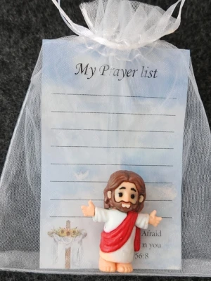 Fem gulliga Jesus figurer. - Denna Jesusfigur är en inspirerande detalj för hemmet eller som en omtänksam gåva. Figuren kommer med en "My Prayer List"-lapp, vilket gör den till en meningsfull påminnelse om bön och reflektion. Den lilla storleken gör den enkel att placera på skrivbordet, nattduksbordet eller i ett bönutrymme. Figuren är tillverkad av hållbart material och har en detaljerad design som fångar Jesus med öppna armar, symboliserande välkomnande och kärlek. Kommer i fempack med de färger som syns i sista bilden.