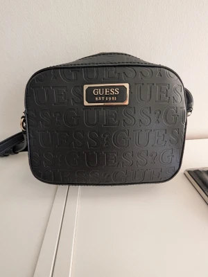 Guess väska  - Fint skick 