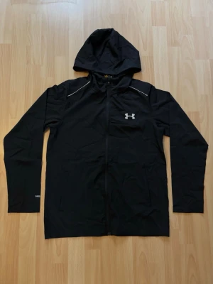 Under Armour Jacka - Svart Under Armour jacka/vindjacka helt ny i storlek L, men passar som M/S. Kommer med dustbag och tags. Mått finns. Kom gärna på med prisförslag! 🙏💬 