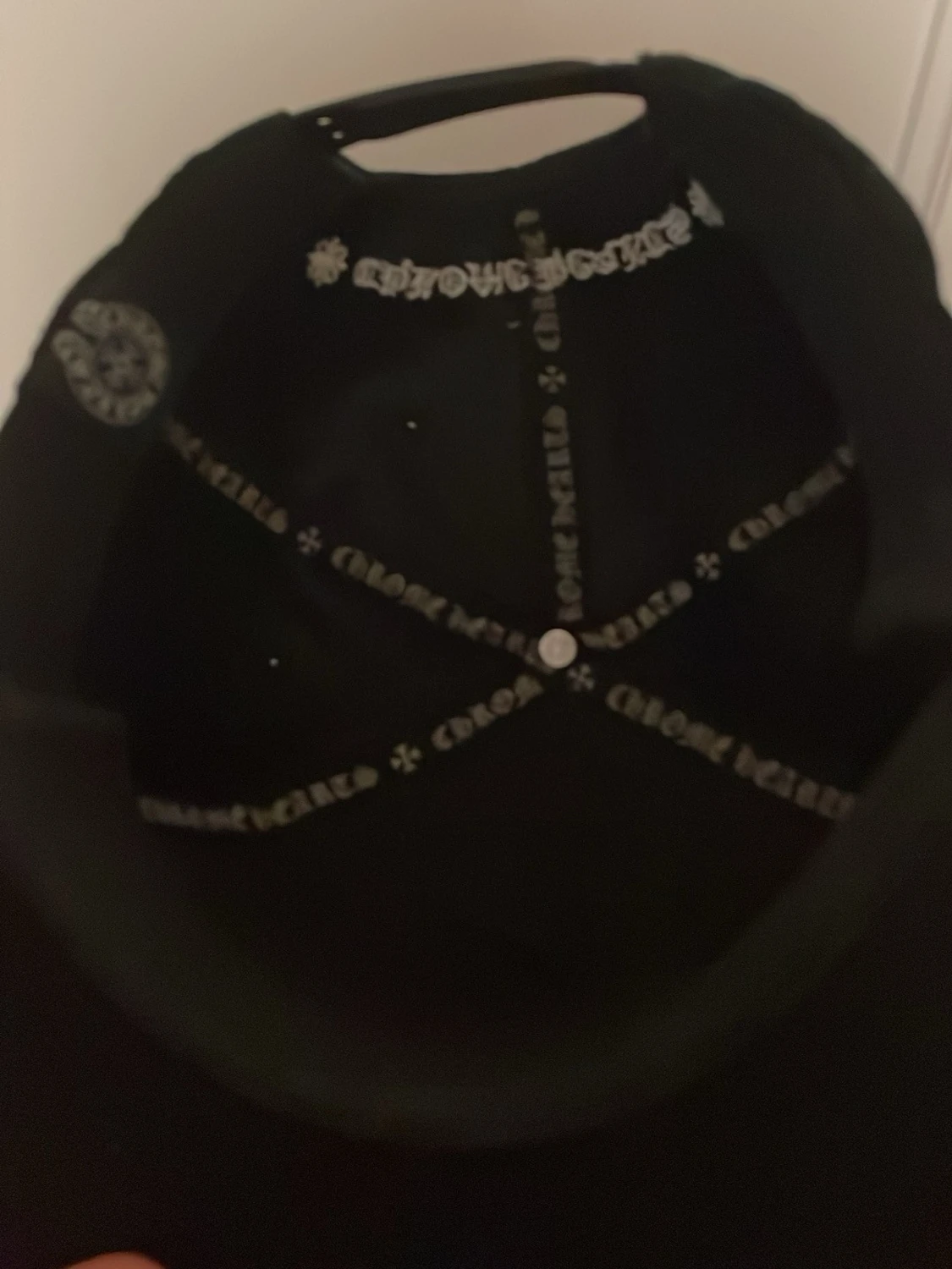 Svart keps med vita broderier - 3