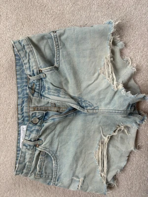  Ljusblå jeans shorts från Zara ❤️ -  Säljer ett par jättesöta jeans shorts från Zara i storlek 36. Perfekta inför sommaren! Kan diskutera pris vid snabb affär. 💓
