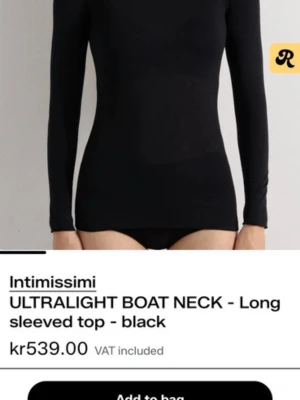 Svart långärmad topp från Intimissimi - Säljer en svart, ultralätt långärmad topp från Intimissimi med båtringad hals. Toppen är figurnära och har en stilren, enkel design som passar till många olika outfits. Materialet är tunt och stretchigt för en bekväm känsla. I sista bilden så syns en litens defekt, men som sagt så syns den nästan inte💕eftersom det är på baksidan❤️