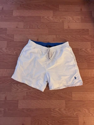 Ralph Lauren shorts - Ett par feta raffe shorts. De är vita med den klassiska Ralph Lauren loggan. Priset är ej hugget i sten. Skriv vid frågor!😁