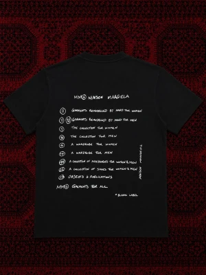 Maison Margiela T-shirt - Svart t-shirt från Maison Margiela unik och efterfrågad modell | perfekt för clean sommar outfits! | Skick : 10/10 Inga tecken på användning | Masion margiela påsen ingår på köpet | Storlek EU M | Längd : 65 cm | Bredd : 48 cm | pris går att diskutera vid snabbaffär / bundle köp! 