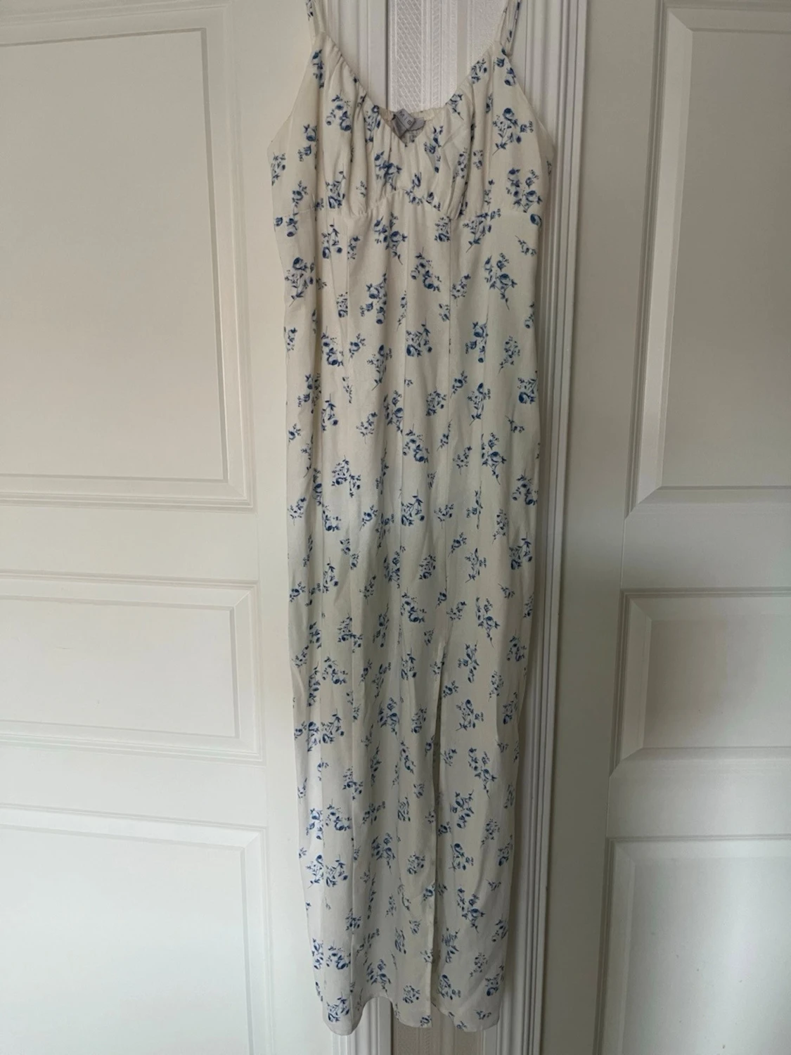 Vit långklänning med blå blommor - 1
