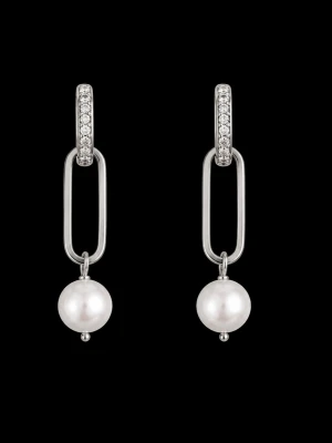 Silverörhängen med pärlor och stenar - Snygga örhängen i silverfärg med rektangulär form och gnistrande stenar på öglan. Hängande vita pärlor ger en elegant touch. Perfekta för dig som gillar stilrena accessoarer med lite extra bling.