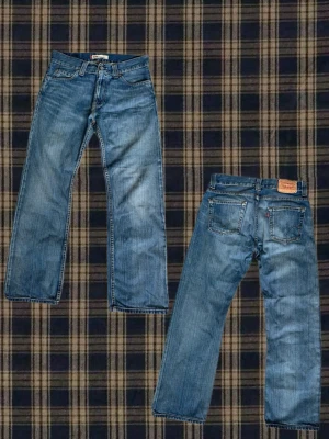  Levi’s 506 Standard Jeans - Klassiska Levi’s 506 Standard i blå denim med snygg tvätt och naturliga slitningar. Rak passform som passar till det mesta. Fint begagnat skick 