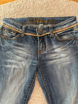 Lowaist jeans - Hej jag säljer ett par supersnygga vintage jeans som jag sytt utsvängda själv men d syns knappt de har även snygga detaljer som bakfickorna och är lågmidjadd
