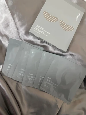 Rhode Peptide Eye Prep ögonmasker - Säljer Rhode Peptide Eye Prep depuffing eye patches, perfekt för att fräscha upp huden under ögonen. Förpackningen innehåller 6 par ögonmasker i individuella silverfärgade förpackningar. Stilig och minimalistisk design.
