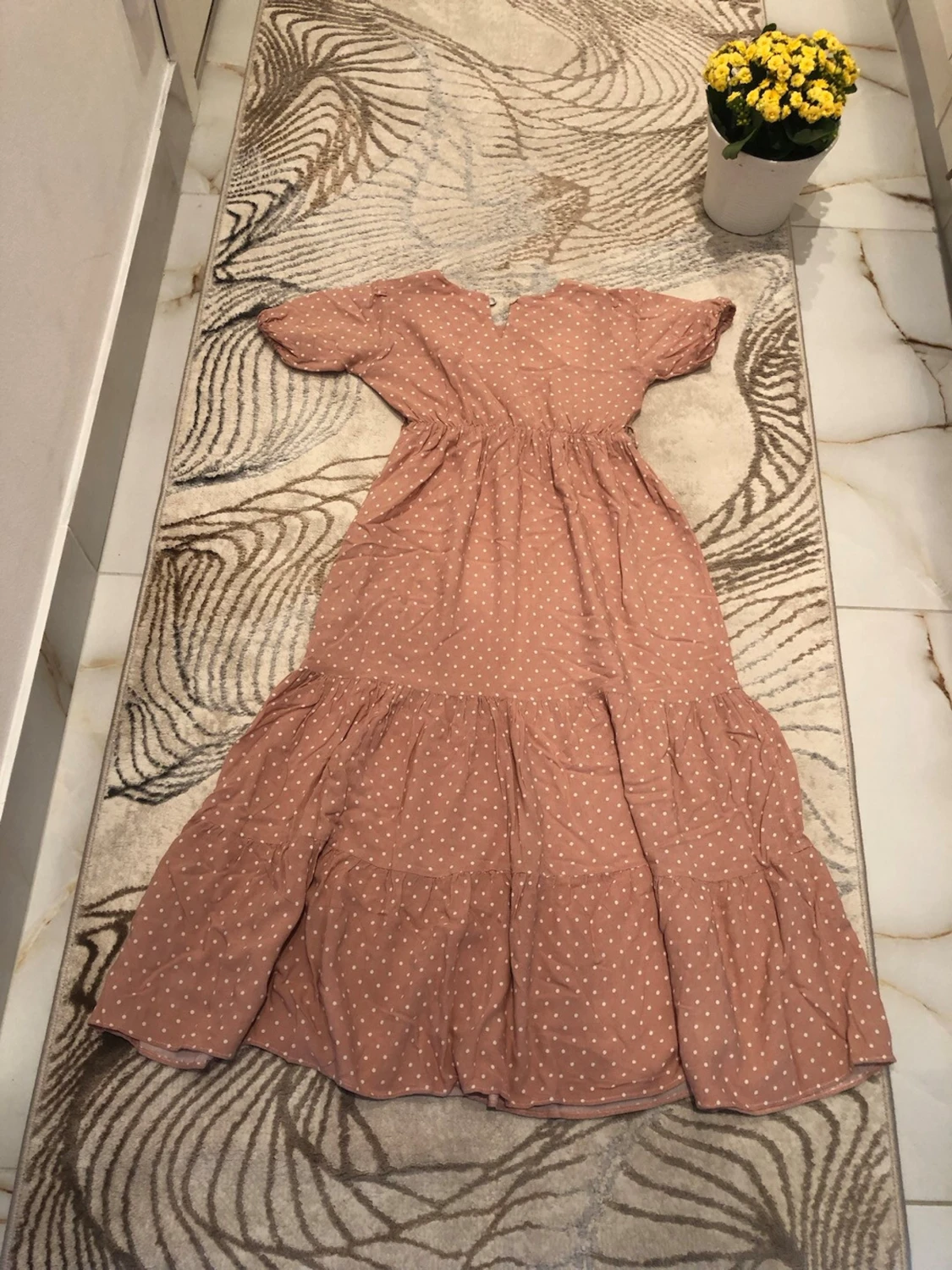 Lång prickig klänning i beige - 1