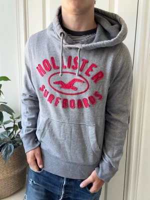 Hollister hoodie  - Hollister hoodie, Inga defekter! Modellen i bilderna är 180 cm 75 kg och bär Storlek M , Kom med frågor! 🌟 (Kan gå ned i pris vid köp av paket 😉) 
