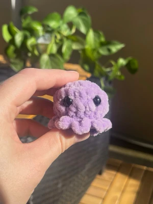 Virkad minibläckfisk - Supersöt liten lila bläckfisk 🐙  Virkad i mjukt polyestergarn. 🧶 Perfekt som dekoration eller present. 🎁 Handgjord och unik, passar dig som gillar gulliga detaljer. 💖