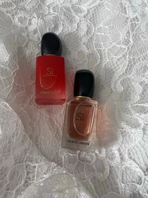 Giorgio Armani Sì parfym  - Säljer två små exklusiva parfymer från Giorgio Armani Sì-serien. Vet inte exakt hur mycket dem innehåller men tror runt 3ml. Väldigt fina flaskor med otroliga dofter. 