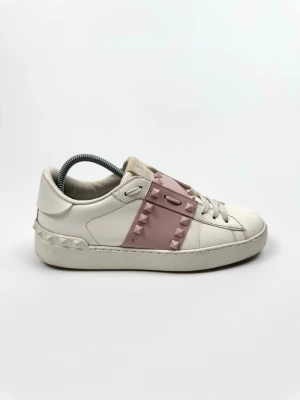 Valentino Rockstud sneakers - Valentino Garavani Rockstud sneakers. Storlek 37,5. Skick 8,5/10. Nypris ca 7700kr. 100% autentiska.