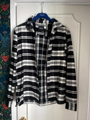 Blend overshirt - En snygg overshirt som passar till många outfits av märket Blend!