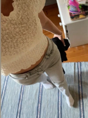 Vit crinklad topp från Gina Tricot - Superfin vit topp från Gina Tricot med crinklad struktur och korta ärmar. Modellen är croppad med vågig kant nertill och i ärmslut. Perfekt till jeans eller kjol för en fräsch look. Materialet känns lätt och luftigt.