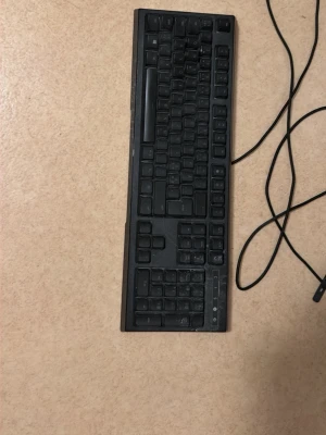 Svart trådbundet tangentbord - Säljer ett svart Razer Ornata Chroma gaming tangentbord med klassisk layout och numerisk del (100%). Tangentbordet ansluts via USB-kabel och har en stilren, rektangulär form. Passar perfekt till både stationära och bärbara datorer. Materialet är plast och designen är enkel och funktionell. Tangentbordet har ett överlag bra skick då det fungerar lika bra som nytt!