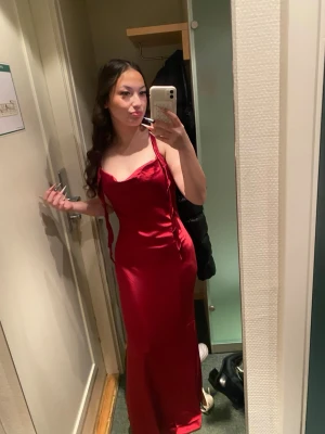 Frill dress  - Säljer en jättefin romantisk satin klänning ifrån Gina tricot, köptes 2024 endast använd en gång, kostade 600kr går ej och köpa längre på hemsidan. ❤️