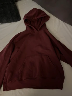 Vinröd Hoodie - Vinröd Hoodie från Gina tricot, storlek XS.